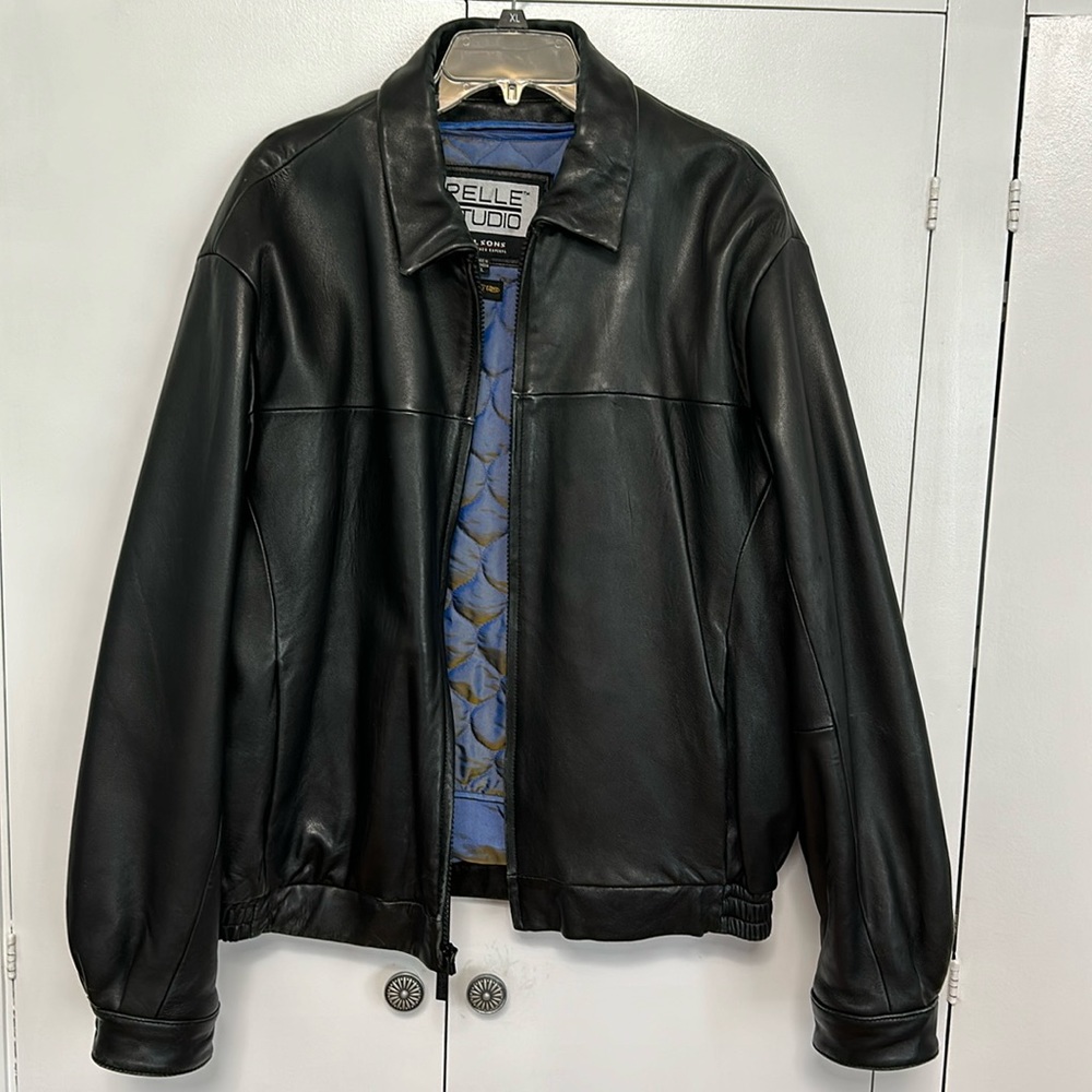Men’s extra large leather coat. Zip out lining. Cell phone pocket.